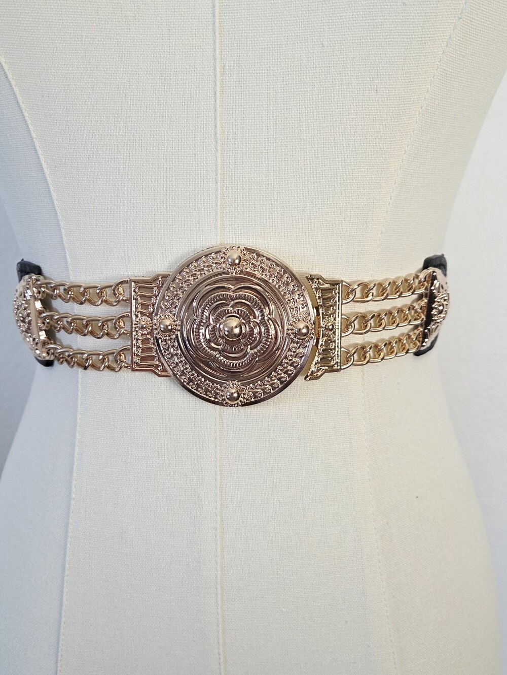 Stretchy black belt with gold buckle and chain decor - Picture 4 of 8